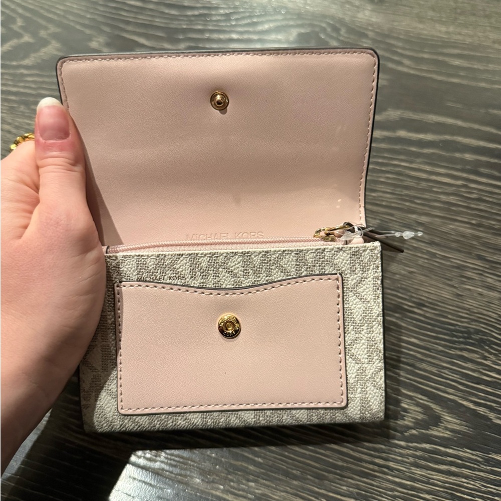 Jet Set Medium Signature Logo 2-in-1 Wallet - Picture 10 of 10